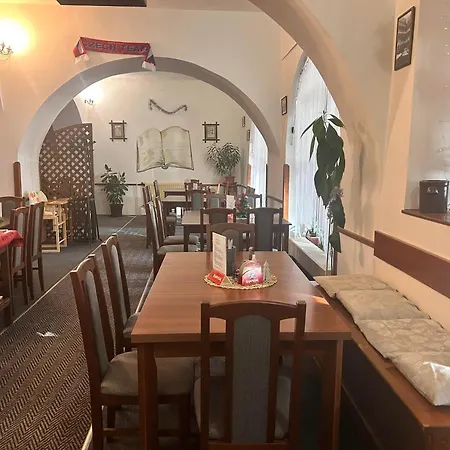게스트하우스 Restaurace A Podloubi 3*