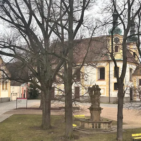 Restaurace A Podloubi 게스트하우스 Opočno