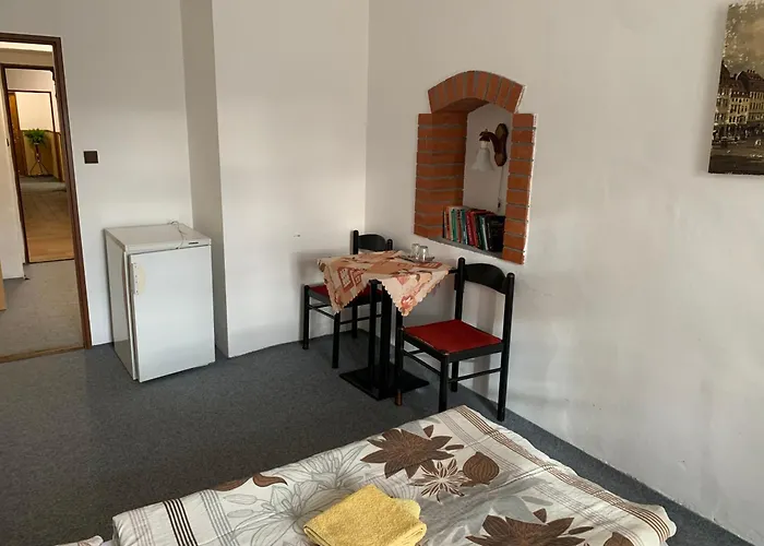 Restaurace A Podloubi 招待所 Opočno