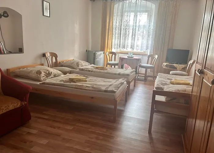 Restaurace A Podloubi 招待所 Opočno