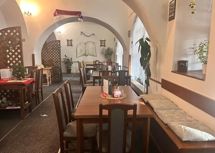 招待所 Restaurace A Podloubi 3*