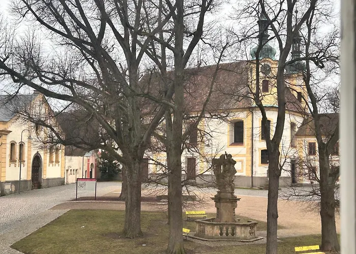 Restaurace A Podloubi 招待所 Opočno